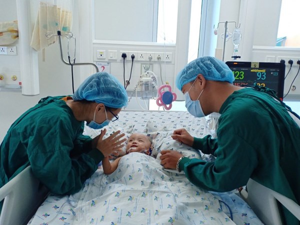 Chị em Trúc Nhi - Diệu Nhi nhoẻn miệng cười tươi rói khi được gặp bố mẹ, dù nằm 2 giường cách xa nhưng luôn hướng ánh nhìn về nhau-3