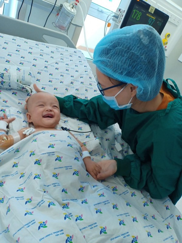 Chị em Trúc Nhi - Diệu Nhi nhoẻn miệng cười tươi rói khi được gặp bố mẹ, dù nằm 2 giường cách xa nhưng luôn hướng ánh nhìn về nhau-4