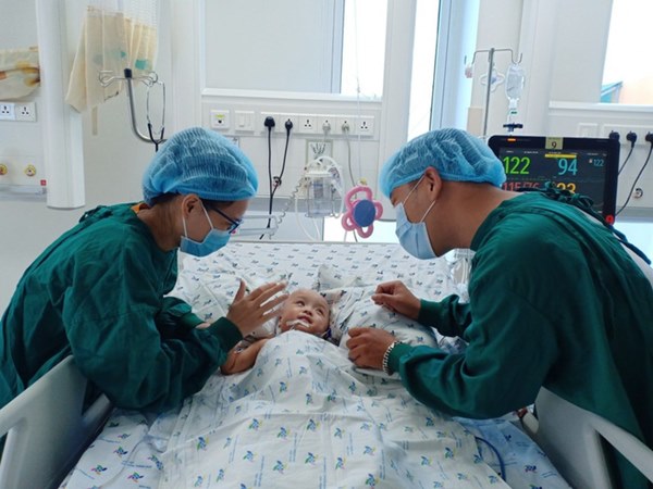 Chị em Trúc Nhi - Diệu Nhi nhoẻn miệng cười tươi rói khi được gặp bố mẹ, dù nằm 2 giường cách xa nhưng luôn hướng ánh nhìn về nhau-5