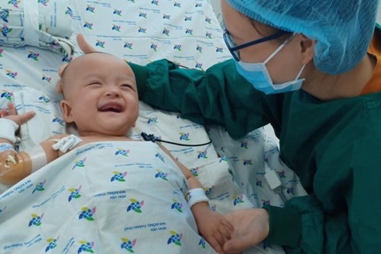 Chị em Trúc Nhi - Diệu Nhi nhoẻn miệng cười tươi rói khi được gặp bố mẹ, dù nằm 2 giường cách xa nhưng luôn hướng ánh nhìn về nhau