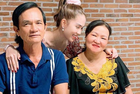 Mẹ kế Ngọc Trinh lấy chồng vì thương con gái, khoảnh khắc lau dọn biệt thự và chăm ái nữ nói lên tất cả!