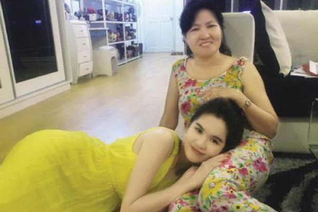 Mẹ kế Ngọc Trinh lấy chồng vì thương con gái, khoảnh khắc lau dọn biệt thự và chăm ái nữ nói lên tất cả!-5