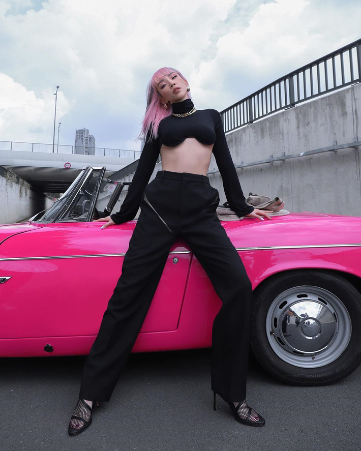 Tóc Tiên bắt trend trước cả Bella Hadid, diện crop top ôm ngực cũn cỡn bốc lửa một chín một mười-2