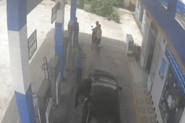 CLIP: Chồng xuống đổ xăng, vợ đạp nhầm chân ga, húc 2 người đàn ông ngã dúi dụi