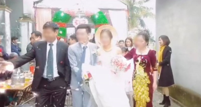 Quá mừng vì cưới được vợ, chú rể có hành động quá đà khiến mẹ đẻ vội đập thẳng tay vào váy cưới để nhắc nhở-1