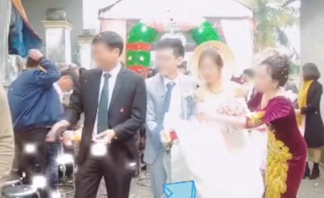 Quá mừng vì cưới được vợ, chú rể có hành động quá đà khiến mẹ đẻ vội đập thẳng tay vào váy cưới để nhắc nhở-2