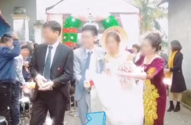 Quá mừng vì cưới được vợ, chú rể có hành động quá đà khiến mẹ đẻ vội đập thẳng tay vào váy cưới để nhắc nhở-3