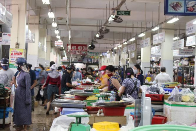 Người dân Đà Nẵng ùn ùn đi chợ sau lệnh tạm dừng dịch vụ ăn uống-1