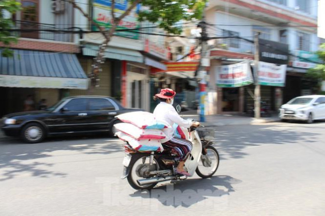 Người dân Đà Nẵng ùn ùn đi chợ sau lệnh tạm dừng dịch vụ ăn uống-10