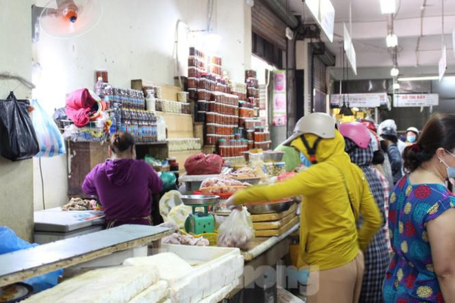 Người dân Đà Nẵng ùn ùn đi chợ sau lệnh tạm dừng dịch vụ ăn uống-11