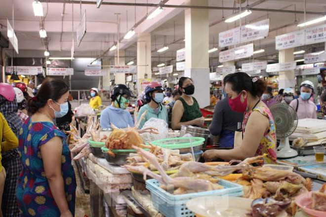 Người dân Đà Nẵng ùn ùn đi chợ sau lệnh tạm dừng dịch vụ ăn uống-12