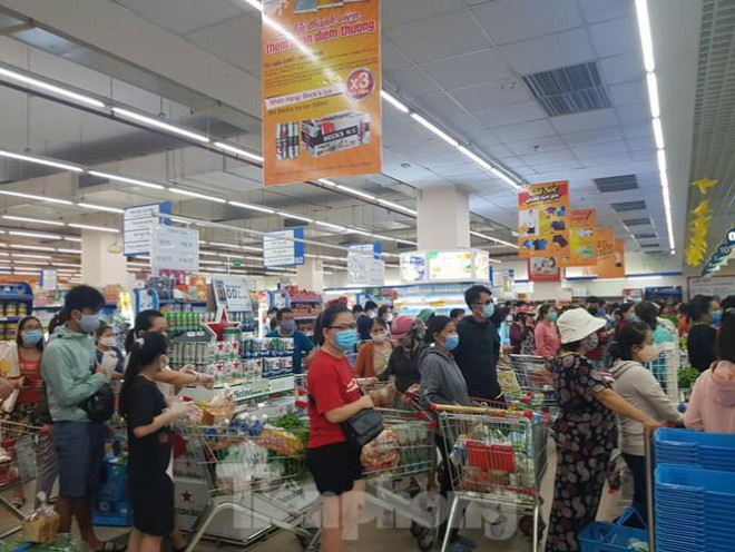 Người dân Đà Nẵng ùn ùn đi chợ sau lệnh tạm dừng dịch vụ ăn uống-14