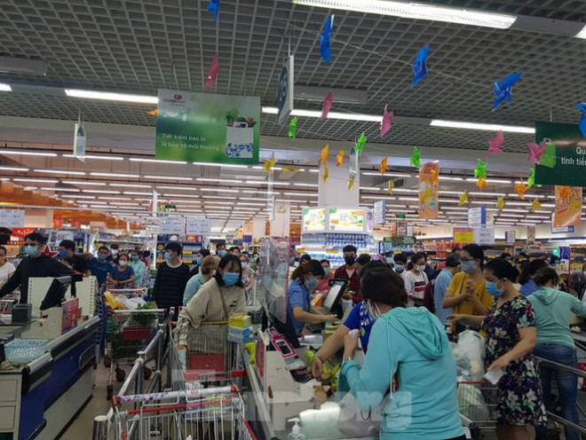 Người dân Đà Nẵng ùn ùn đi chợ sau lệnh tạm dừng dịch vụ ăn uống-15