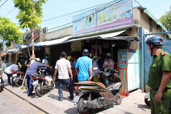 Người dân Đà Nẵng ùn ùn đi chợ sau lệnh tạm dừng dịch vụ ăn uống-3