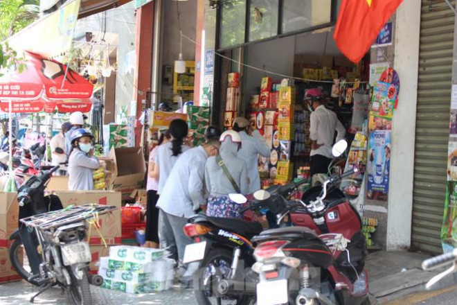 Người dân Đà Nẵng ùn ùn đi chợ sau lệnh tạm dừng dịch vụ ăn uống-9