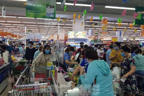 Người dân Đà Nẵng ùn ùn đi chợ sau lệnh tạm dừng dịch vụ ăn uống