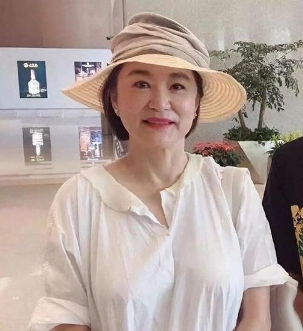 Nhan sắc tuổi U70 của đệ nhất mỹ nhân khiến Châu Tinh Trì ngưỡng mộ, mê mẩn-2