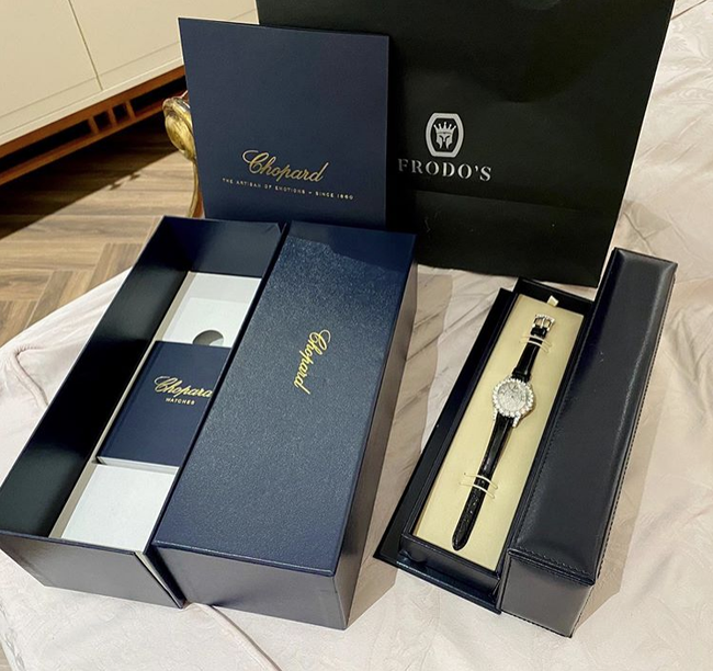 Mất Facebook tick xanh gần 3 tuần chưa lấy lại được, bà bầu Hằng Túi lại đen đủi tự cách ly 14 ngày tại gia, sắm đồng hồ tiền tỷ cho... đỡ buồn-4