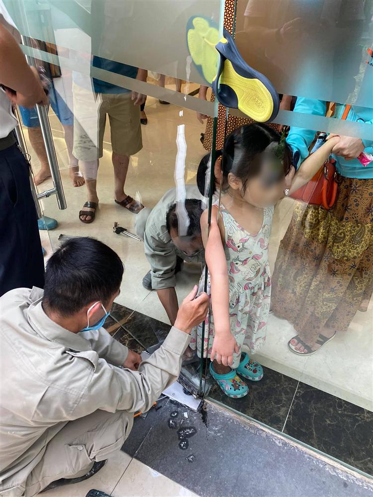 Hoảng hốt cảnh bé gái bị kẹt cánh tay vào cửa kính, phụ huynh tuyệt đối không được lơ là vì loại cửa này xuất hiện khắp nơi-1