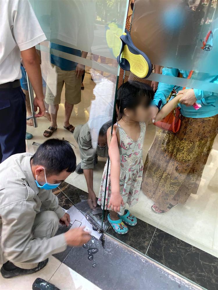 Hoảng hốt cảnh bé gái bị kẹt cánh tay vào cửa kính, phụ huynh tuyệt đối không được lơ là vì loại cửa này xuất hiện khắp nơi-2