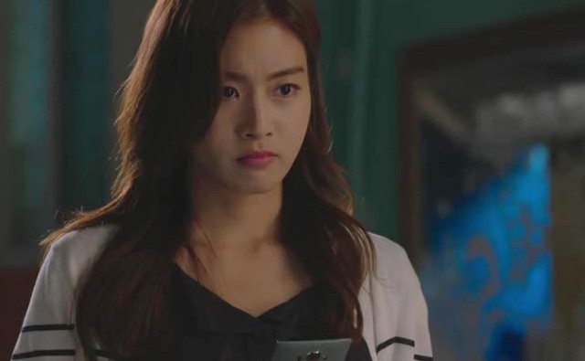 Bị mẹ chồng vứt cả tủ quần áo rồi làu bàu nhà này ai cho mặc diêm dúa, nàng dâu có màn đối đáp cực khéo khiến bà quý như vàng-1