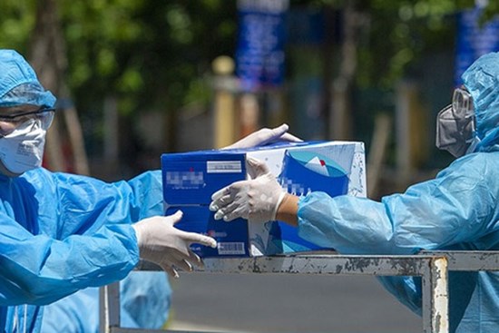 Người Đà Nẵng gửi sữa, quạt máy đến lực lượng y tế chống dịch