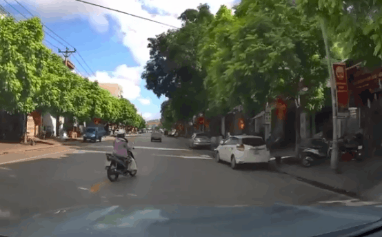 CLIP: Nữ ninja sang đường ẩu và pha dằn mặt kém sang của tài xế xe khách-1