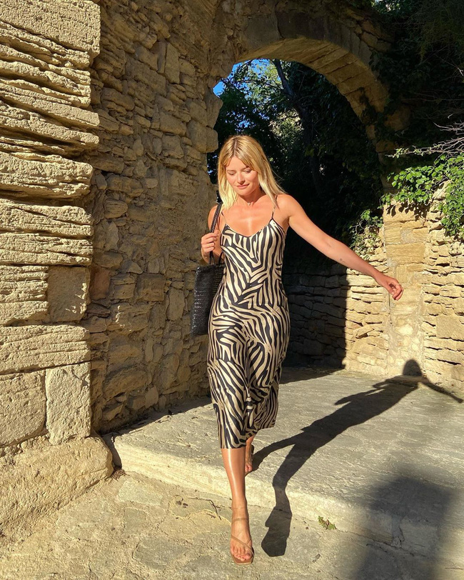 Gái Pháp có cả chục cách diện váy hai dây xinh lịm tim và cực ăn ảnh, ngắm rồi chị em sẽ muốn áp dụng tới bến thì thôi-1