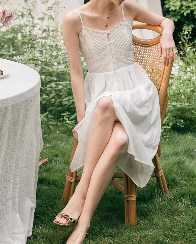 Gái Pháp có cả chục cách diện váy hai dây xinh lịm tim và cực ăn ảnh, ngắm rồi chị em sẽ muốn áp dụng tới bến thì thôi-3