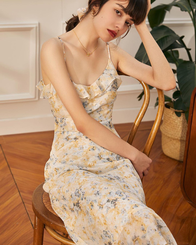 Gái Pháp có cả chục cách diện váy hai dây xinh lịm tim và cực ăn ảnh, ngắm rồi chị em sẽ muốn áp dụng tới bến thì thôi-6