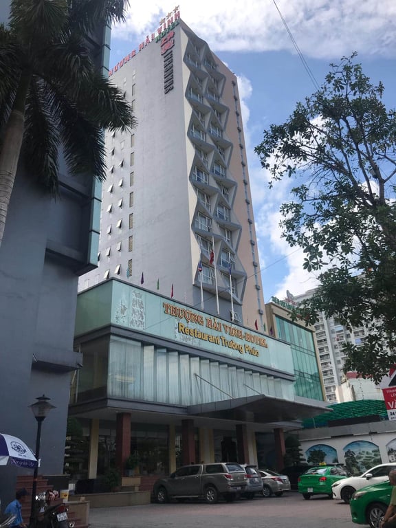 Theo mẹ đi làm, bé trai 5 tuổi rơi từ tầng 9 khách sạn tử vong thương tâm-1