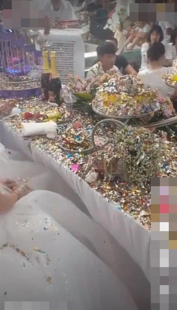 Cô dâu chú rể choáng váng vì sự cố kinh hoàng trong đám cưới, nhìn nhưng món đồ sau khi thực hiện nghi lễ biến dạng trên bàn mà ai cũng xót xa hộ-2