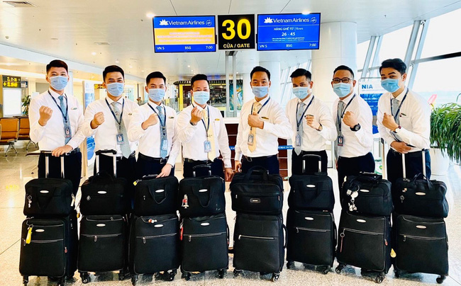 Lời kể đầy tự hào của nam tiếp viên hàng không trên chuyến bay lịch sử đón đồng bào từ Guinea Xích đạo: Đáp xuống Nội Bài, chúng tôi nước mắt lưng tròng-1