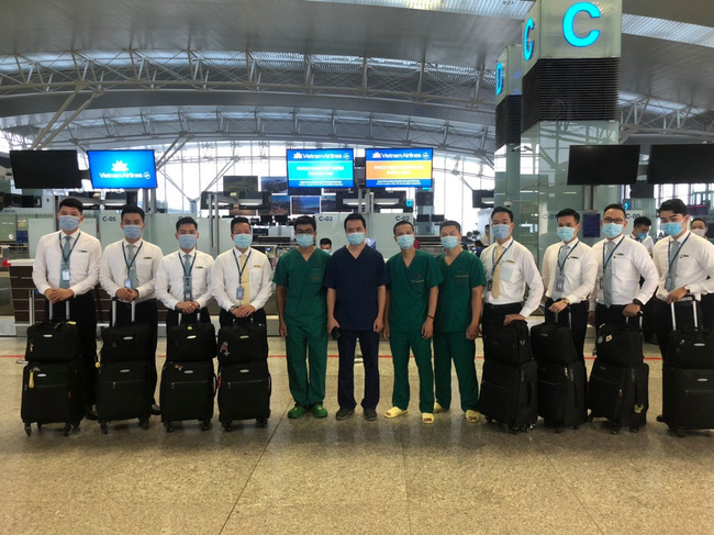 Lời kể đầy tự hào của nam tiếp viên hàng không trên chuyến bay lịch sử đón đồng bào từ Guinea Xích đạo: Đáp xuống Nội Bài, chúng tôi nước mắt lưng tròng-2