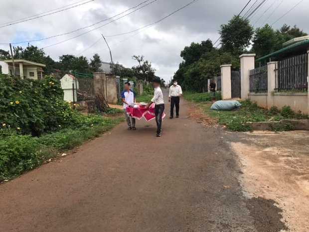 Tổ chức đám cưới đúng mùa Covid-19 mà chẳng thể hoãn, mỗi nhà khiêng một mâm cỗ về ăn để tránh tụ tập đông người-2