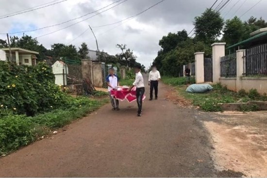 Tổ chức đám cưới đúng mùa Covid-19 mà chẳng thể hoãn, mỗi nhà khiêng một mâm cỗ về ăn để tránh tụ tập đông người