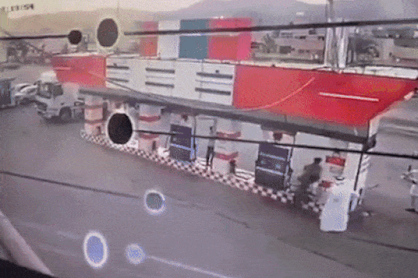 Video: Tài xế kéo đổ cột bơm, đè trúng hai người tại trạm xăng-1