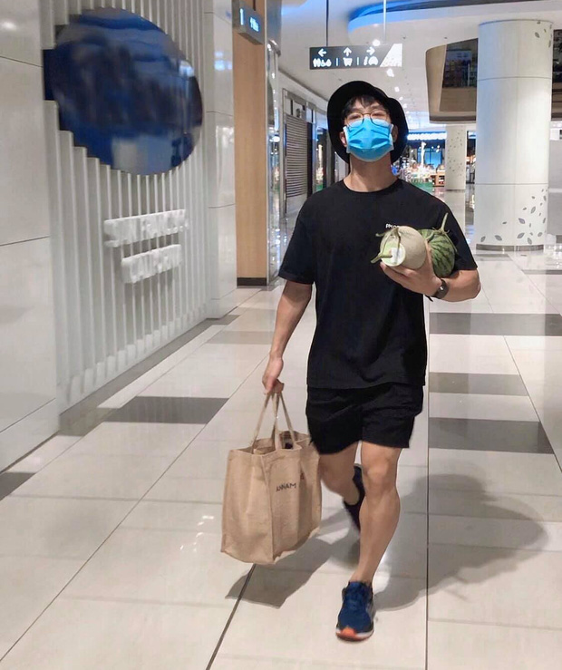 Công Phượng bị bắt đi chợ, trở về phiên bản tay xách nách mang-1