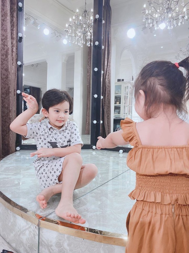 Khánh Thi khoe khoảnh khắc hiếm hoi 2 nhóc ngọt ngào, nhưng ai cũng xuýt xoa vì hành động của Anna: Đúng chuẩn con nhà nòi!-2