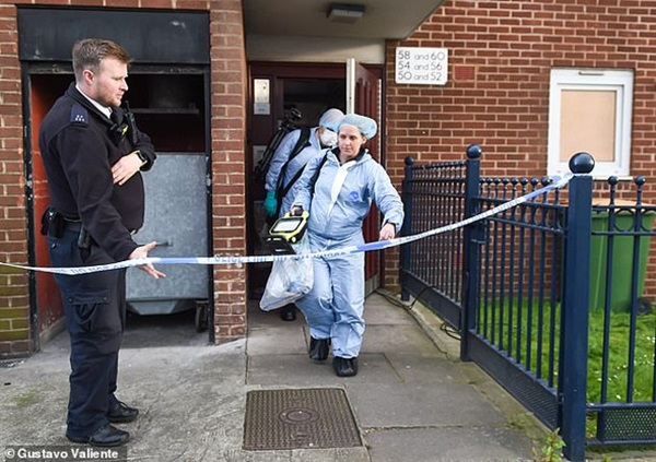 Thấy người đàn ông xịt khử mùi quanh tủ lạnh, thợ điện mở ra phát hiện điều kinh hoàng-2