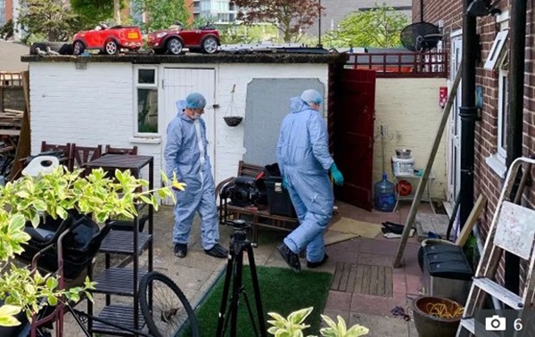 Thấy người đàn ông xịt khử mùi quanh tủ lạnh, thợ điện mở ra phát hiện điều kinh hoàng-3