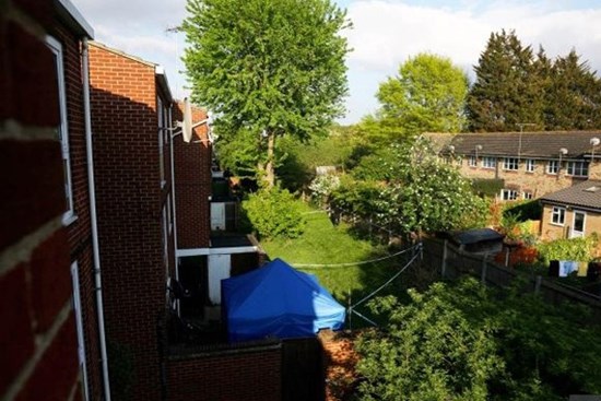 Thấy người đàn ông xịt khử mùi quanh tủ lạnh, thợ điện mở ra phát hiện điều kinh hoàng