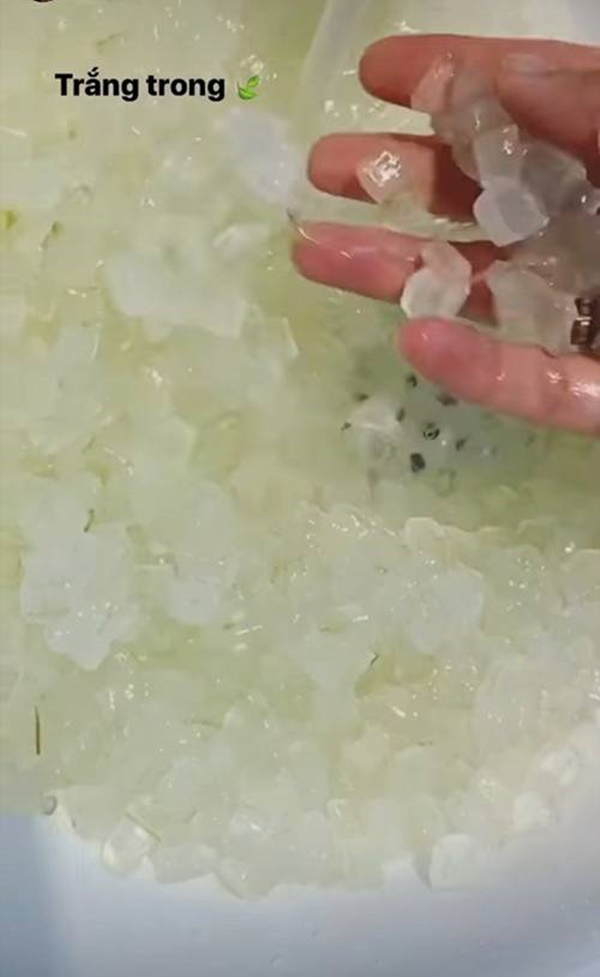 Sống trong biệt thự triệu đô, Phạm Hương vẫn tự tay hái cây nhà lá vườn làm đồ giải khát-5