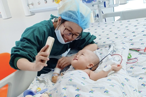 Ảnh: Hai chị em Trúc Nhi - Diệu Nhi tươi cười xem điện thoại, cầm bình sữa uống hết sau 18 ngày phẫu thuật-5