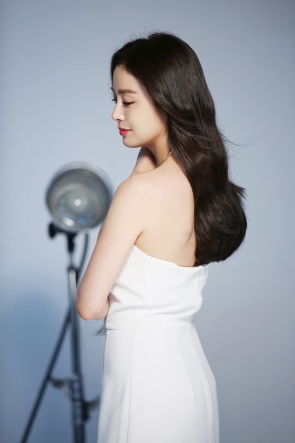 Lúc nào cũng kín đáo, mẹ hai con Kim Tae Hee bất ngờ gây chú ý khi diện váy trắng mỏng manh, khoe lưng trần trắng mịn màng-4