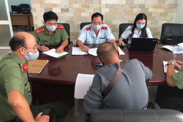 Phạt 7,5 triệu đồng với người phụ nữ ở Huế đăng bài sai trên Facebook về dịch Covid-19-2