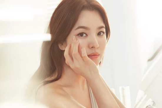 Song Hye Kyo vừa phủ nhận tin đồn tái hợp Hyun Bin, dân tình lại tìm ra danh tính chàng trai trong bức hình khiến nhiều người hiểu nhầm?