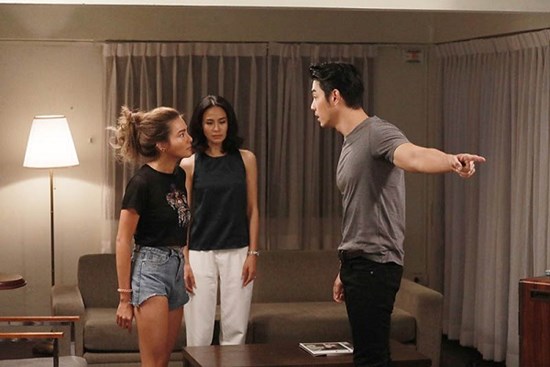 Thấy mẹ đứng ở khe cửa lấm lét nhìn cháu vì không được bế, tôi đạp cửa hỏi vợ sự tình, nghe lời giải thích của cô ấy mà giận sôi người