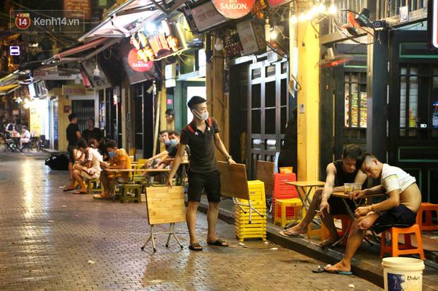 Hà Nội: Đúng 0h ngày 1/8, phố Tạ Hiện đồng loạt tắt đèn, đóng cửa, chìm vào tĩnh lặng để phòng dịch COVID-19-1