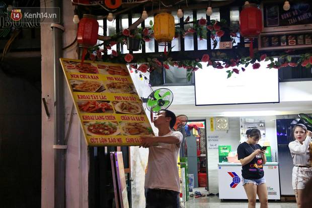 Hà Nội: Đúng 0h ngày 1/8, phố Tạ Hiện đồng loạt tắt đèn, đóng cửa, chìm vào tĩnh lặng để phòng dịch COVID-19-3